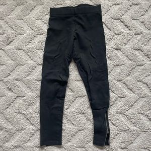 Women’s Old Navy black leggings with ankle zippers!